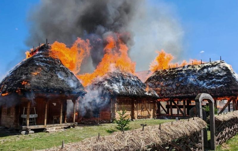 Casa Lupuț din Cizer, mistuită de incendiu. Monumentul istoric era asociat cu Horea, conducătorul răscoalei din 1784