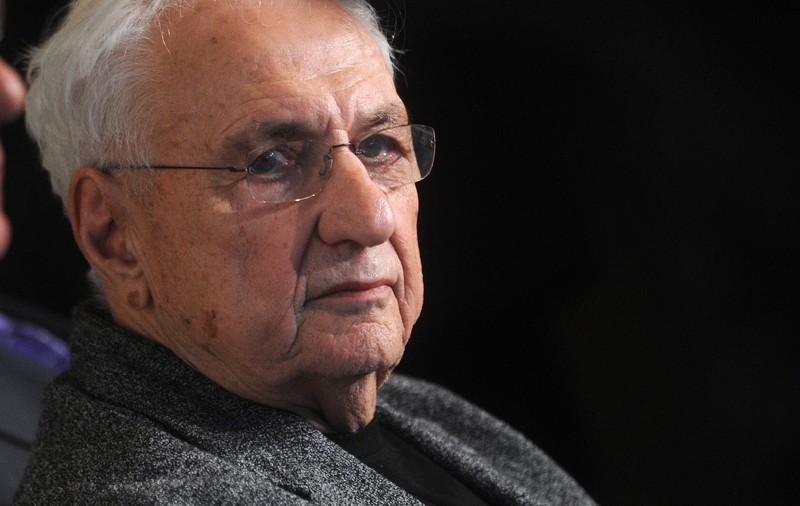 Frank Gehry, unul dintre cele mai importante nume ale arhitecturii moderne, a murit la vârsta de 96 de ani