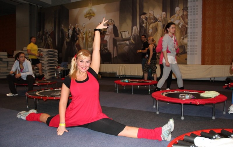 ”Trăsnita” Lavinia Stoica a încheiat cu brio maratonul de aerobic. Află cât a slăbit într-o zi!