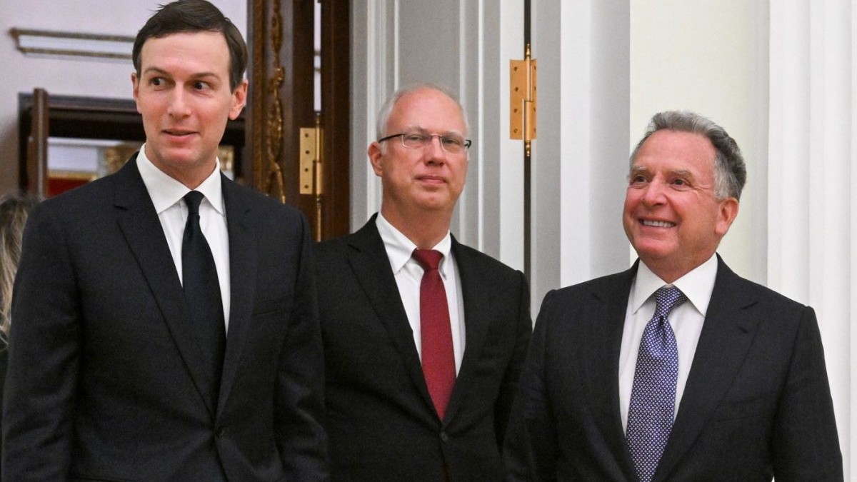 Steve Witkoff, trimisul prezidențial special al SUA (dreapta), însoțit de Kirill Dmitriev, trimisul prezidențial special al Rusiei pentru investiții și cooperare economică cu țări străine (mijloc) și omul de afaceri Jared Kushner (stânga) sunt la Kremlin, Moscova pentru discuții cu Vladimir Putin, președintele Rusiei, 2 decembrie 2025