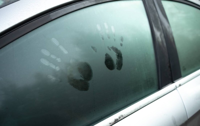 Șoferii au sunat la 112 când au văzut doi tineri care se iubeau în mașină la 140 km/h, pe o autostradă din Germania