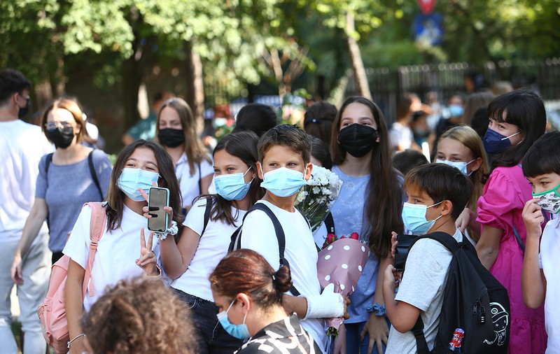 Cum arată chestionarul pentru vaccinarea elevilor minori, distribuit de azi în școli