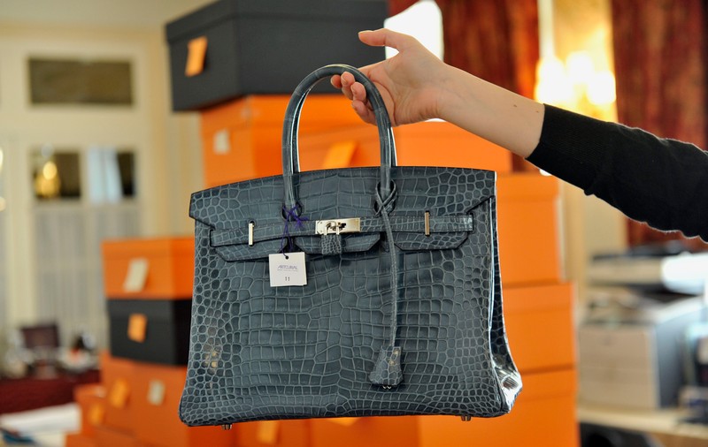 E o MINCIUNĂ! Nu există o “listă de așteptare” pentru gențile Hermès Birkin