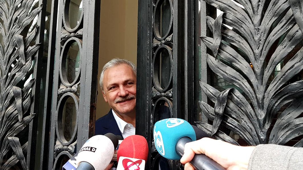 Liviu Dragnea a fost ironizat pe internet din cauza telefonului care îl ”ascultă”. Șeful PSD a spus marți jurnaliștilor din fața Înaltei Curți de Casație și Justiție că ”s-a speriat” după ce i-au apărut patru puncte luminoase pe ecran și acesta asculta ce vorba avocatul său. Este vorba de asistentul virtual. Liviu Dragnea zâmbit în timp ce închidea o ușă metalică