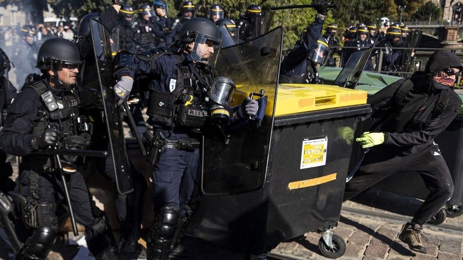 Protestele violente continuă în Franța Sursă foto: Profimedia.
