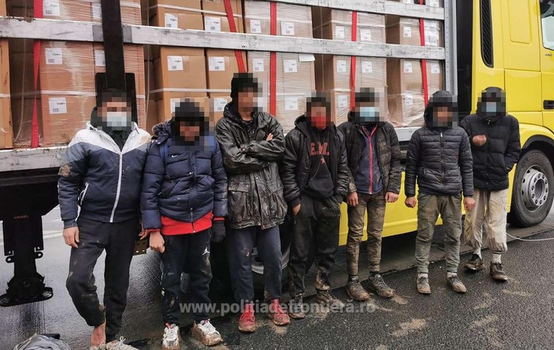 11 migranți ascunși printre dopuri de șampanie, găsiți de polițiștii de frontieră de la Nădlac