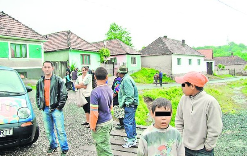 Ca să scape de scandaluri, autorităţile dintr-un sat din judeţul Braşov au angajat militari