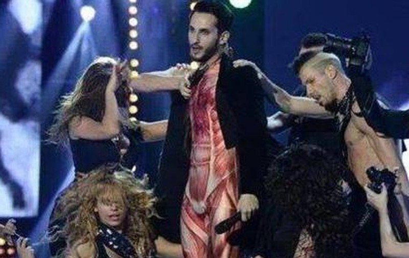 IMAGINI INCENDIARE cu bărbatul care L-A SCOS DIN MINŢI PE CHELOO. Paolo Lagana, DINCOLO DE CONVENŢII