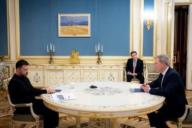 Dan Driscoll (dreapta), primit joia trecută, la Kiev, de președintele ucrainean Volodimir Zelenski Foto: Profimedia