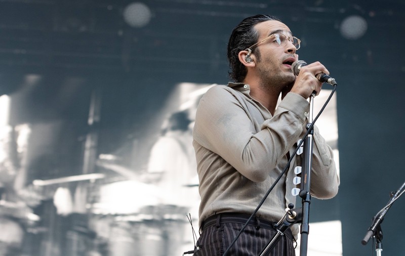 Festival suspendat la Kuala Lumpur, după ce solistul The 1975 a sărutat pe scenă un coleg. Trupa, interzisă în Malaezia | VIDEO