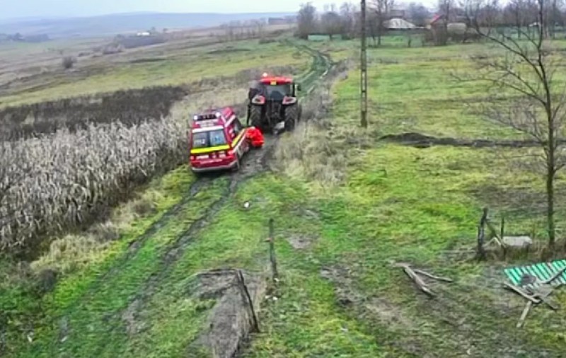 O ambulanță a fost trasă cu tractorul până la pacient, după ce s-a înnămolit pe un câmp din Botoșani