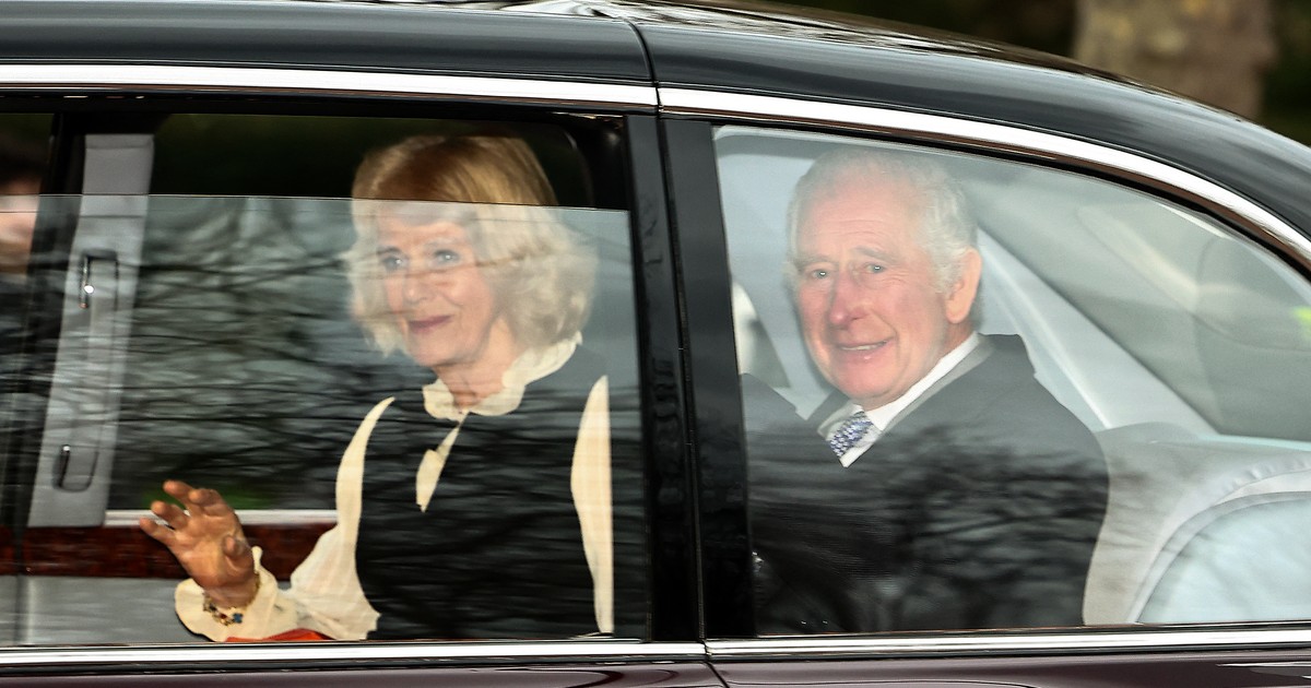 Regele Charles al III-lea a făcut semn cu mâna și a zâmbit mulțimii, când a părăsit Clarence House, împreună cu regina Camilla, pe 6 februarie 2024. Foto: Profimedia Images