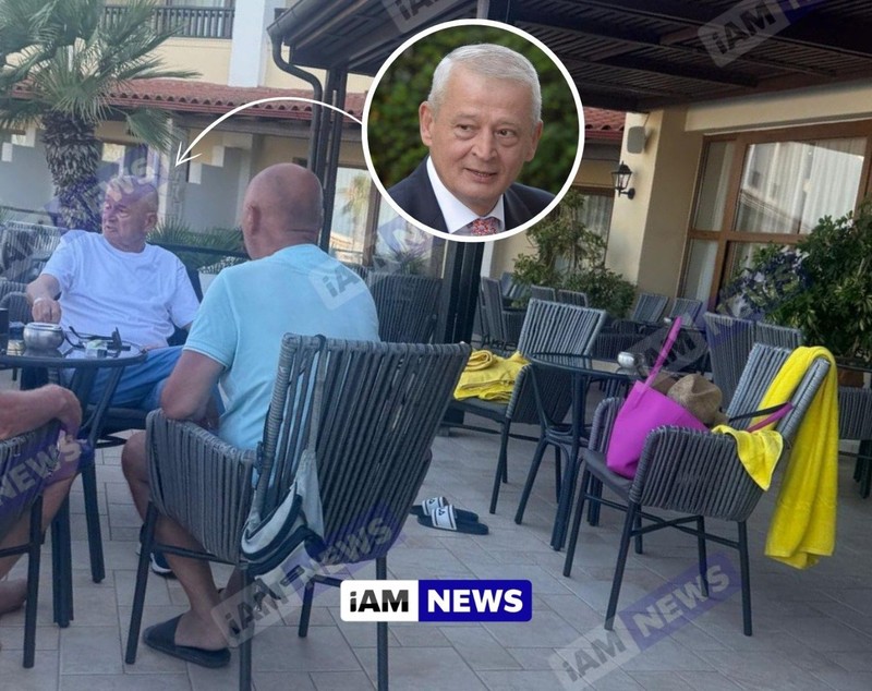Sorin Oprescu, relaxat la masă cu prietenii, pe terasa unui hotel din Grecia. Fostul primar nu poate fi extrădat 