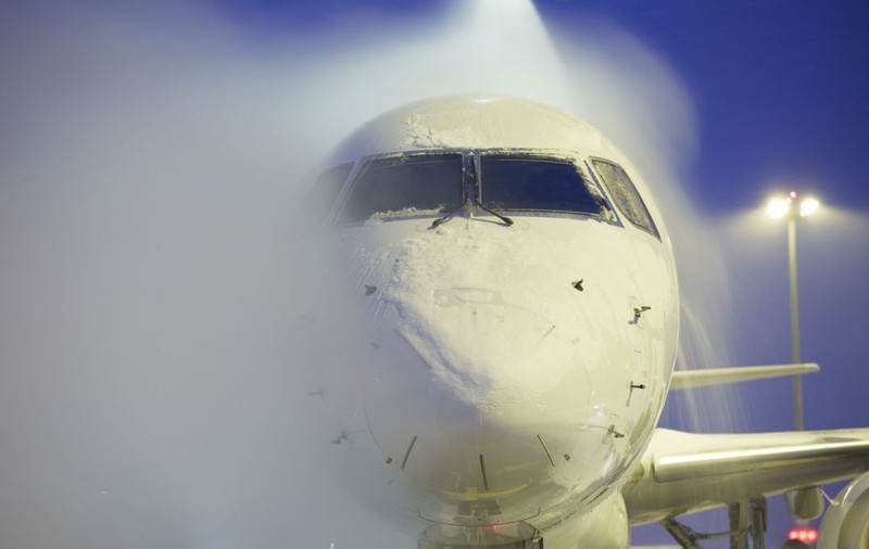 Decolările de pe aeroporturile din București pot avea întârzieri, din cauza vremii