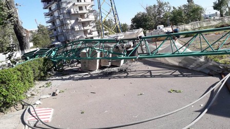 O macara a fost doborâtă de vânt în stațiunea Mamaia | FOTO: CTnews.ro