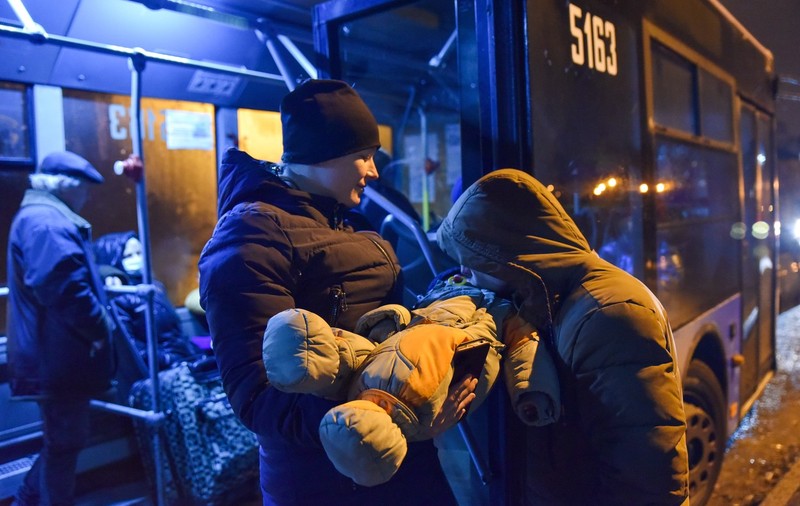 Imagini din Donețk. 700.000 de civili, inclusiv copii, în curs de evacuare spre Rusia