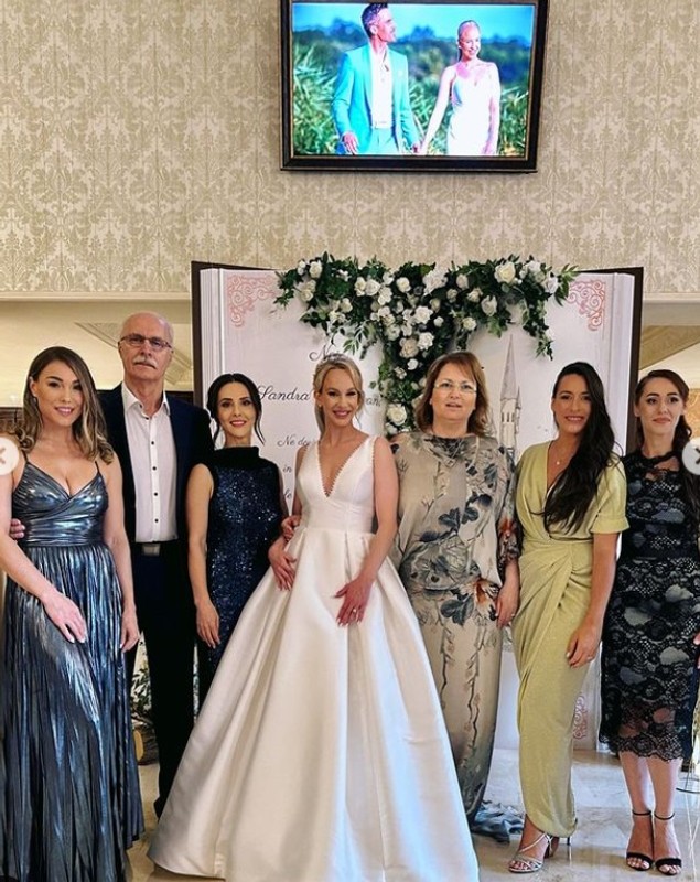 Sandra Izbașa s-a căsătorit religios cu Răzvan Bănică. Mireasa a avut un buchet de mireasă atipic, iar mirele a cântat la nuntă