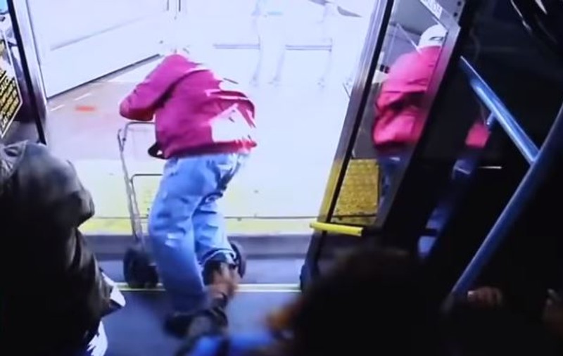 VIDEO| Un bărbat de 74 de ani a murit după ce a fost împins din autobuz de o tânără. Momentul cumplit a fost filmat