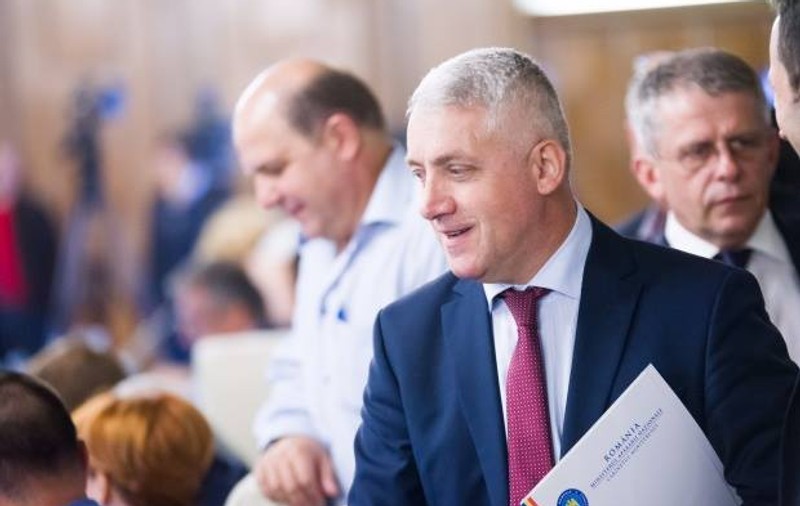 Ţuţuianu şi-a înfiinţat grup parlamentar la Senat, intitulat UNIREA. El cere conducerii forului staff, birou şi autoturisme