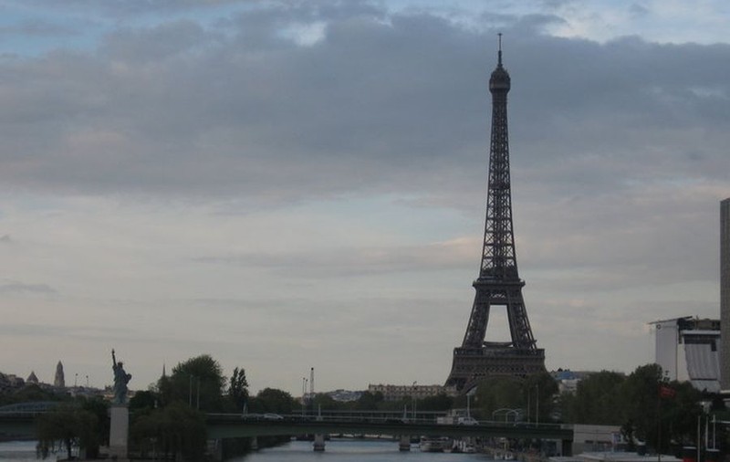 PANICĂ în TURNUL EIFFEL! TURIŞTII au fost EVACUAŢI! Vezi ce s-a ÎNTÂMPLAT!