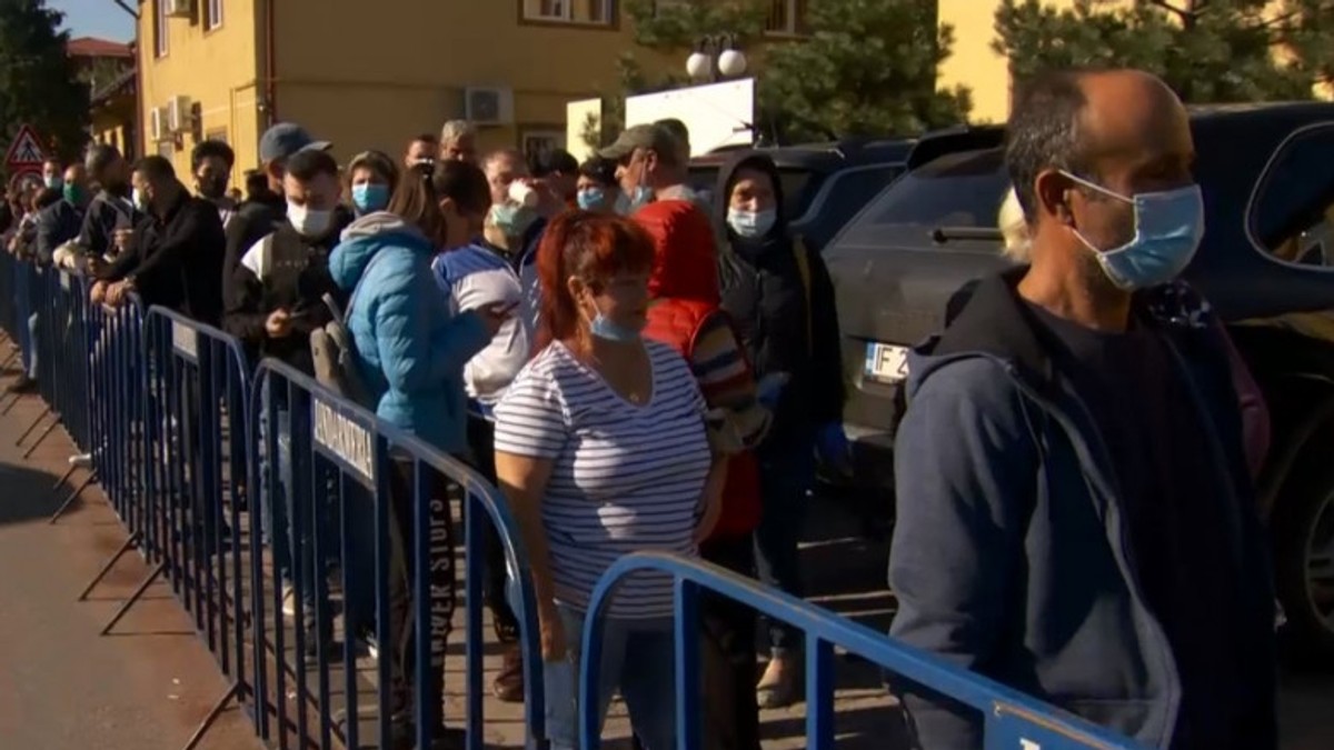 VIDEO | Coadă uriașă la o secție de votare din Tunari. Oamenii s-au așezat la rând de la 06.30 dimineața