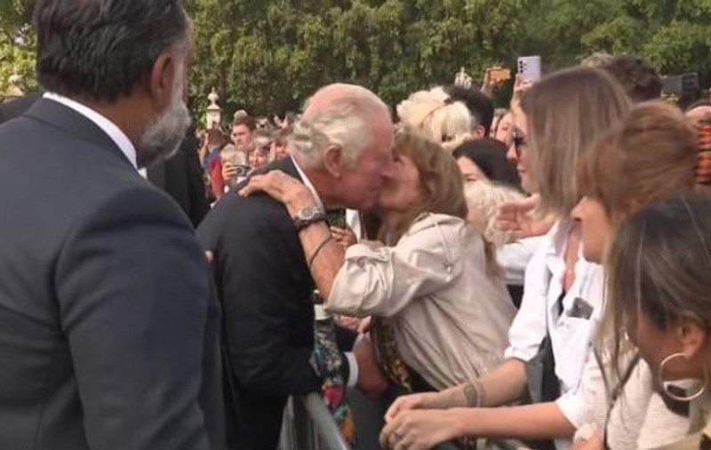 Regele Charles al III-lea, întâmpinat de o mulțime impresionantă la Palatul Buckingham. O femeie i-a cerut voie să-l sărute pe obraz | VIDEO