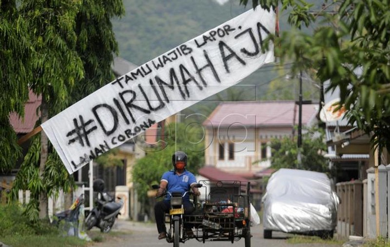 O metodă „mai specială” prin care locuitorii unui sat din Indonezia sunt „convinși” să stea în case