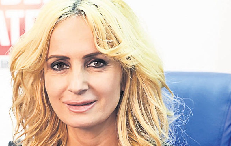 MAMĂ, MAMĂ, CE BUST! Daniela Gyorfi şi-a scos artileria grea pe Facebook! | FOTO