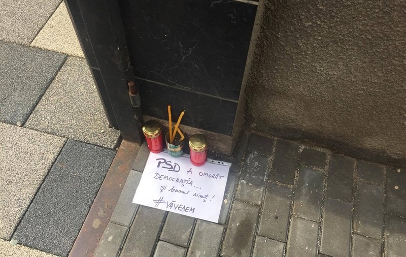 Candele şi lumânări puse la intrarea în sediul PSD Alba. "PSD a omorât democraţia…şi bunul simţ”| FOTO