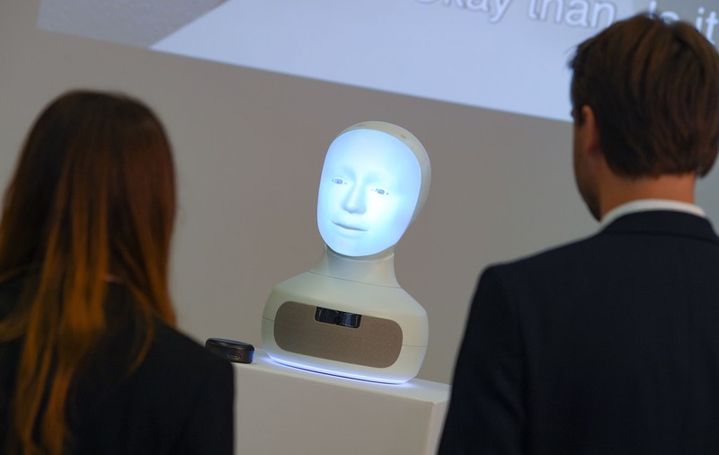 Scriitor britanic: De ce votează oamenii antisistem și ce riscăm când ne lăsăm viața prea mult pe mâna inteligenței artificiale