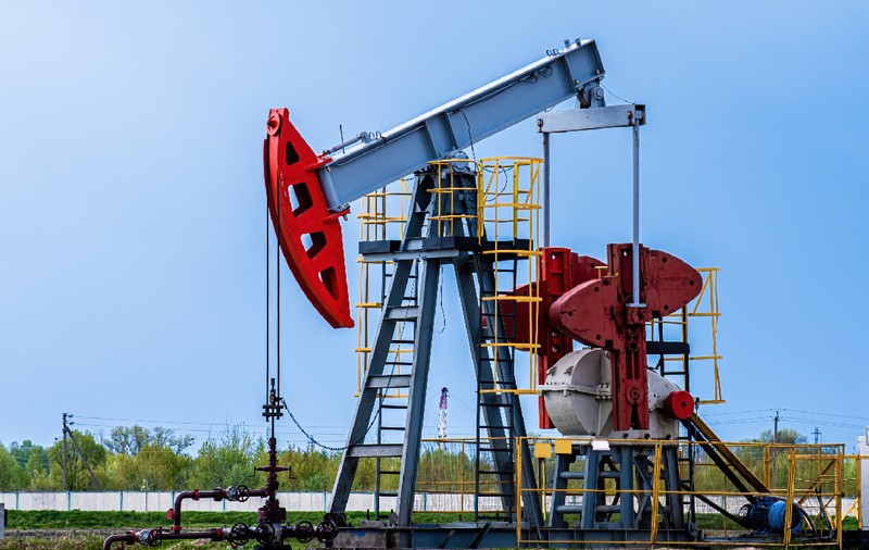 Prețul petrolului a crescut cu 6% după ce Israelul a atacat Iranul. Carburanții se vor scumpi