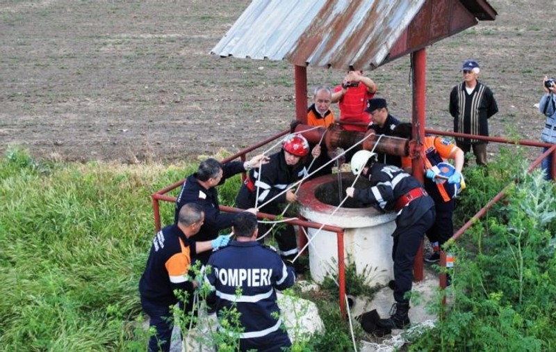 O femeie căzută într-o fântână a fost salvată de polițiști și de pompieri