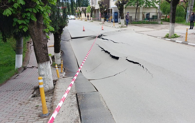 Măsurile luate de autorități în Slănic Prahova, după ce o stradă s-a surpat. Zeci de persoane au fost evacuate