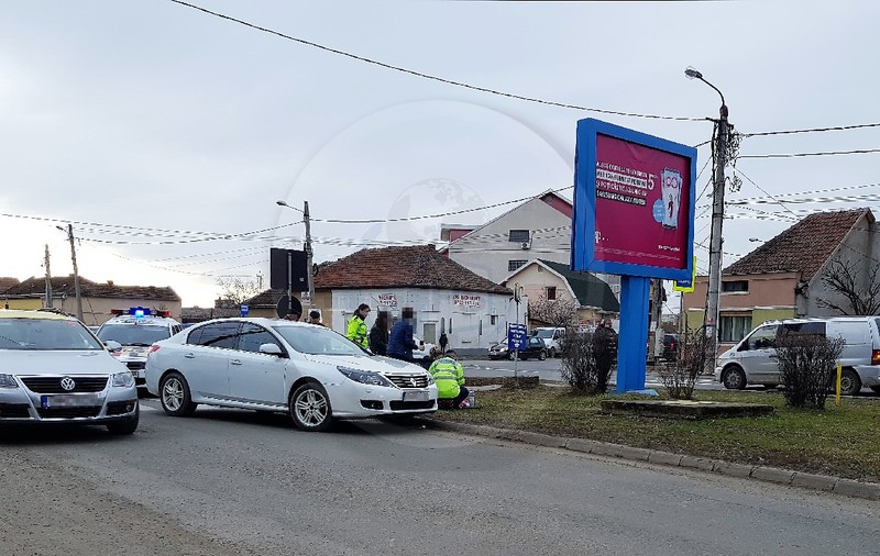 O mamă și fetița au fost lovite de o șoferiță în timp ce traversau regulamentar