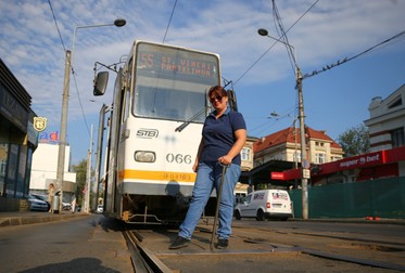 Macazul de la Piața Titan trebuie schimbat de fiecare dată. Foto: Dumitru Angelescu / Libertatea