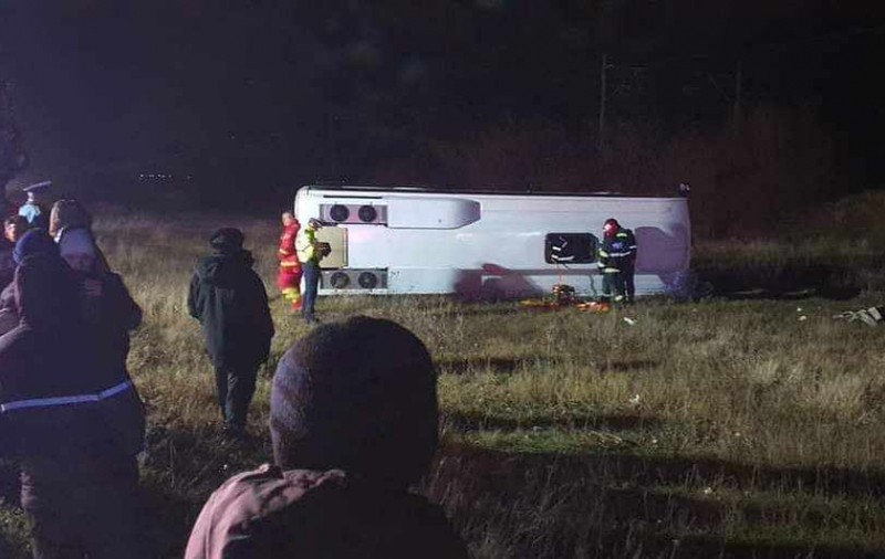 Un mort și mai mulți răniți după ce microbuzul în care se aflau s-a răsturnat pe DN 25, în Galați