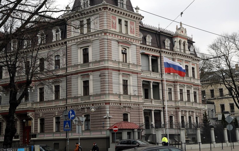 După Estonia, Letonia îi cere ambasadorului Rusiei să părăsească țara și își retrage principalul diplomat de la Moscova