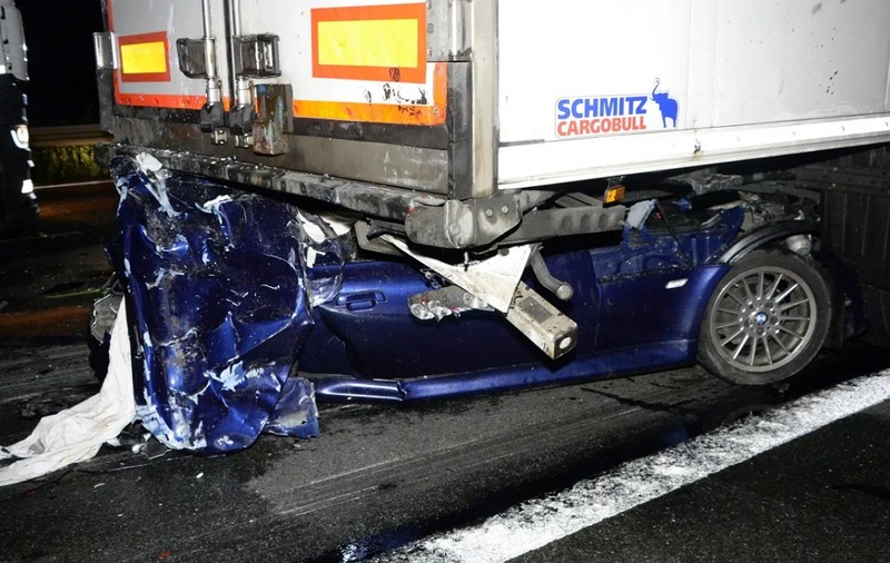 Un șofer român a fost prins la mijloc în cel mai cumplit accident din această săptămână, din Germania, și se luptă să scape cu viață