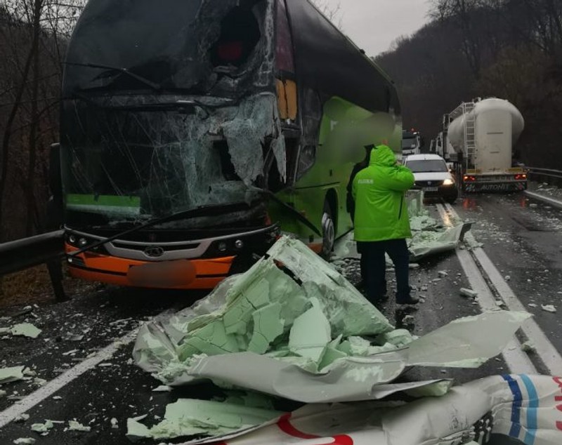 Accident pe DN1, în județul Sibiu. Un autocar cu peste 20 de pasageri s-a ciocnit de un camion