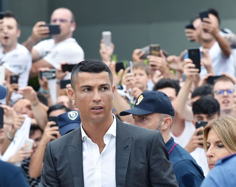 Cristiano Ronaldo a fost prezentat în această seară la Juventus Torino. Primele declarații: ”Vreau Liga Campionilor!” | GALERIE FOTO&VIDEO