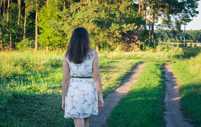 Fată de 13 ani din Vaslui, violată de vecinul care o angajase ca menajeră. Poliția l-a arestat pe agresor abia după ce adolescenta i-a născut copilul 