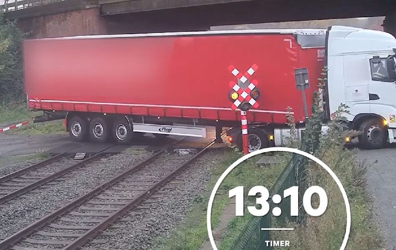 Momentul în care un tren intră într-un TIR blocat pe șine. Camionul a fost târât câțiva zeci de metri, în Belgia