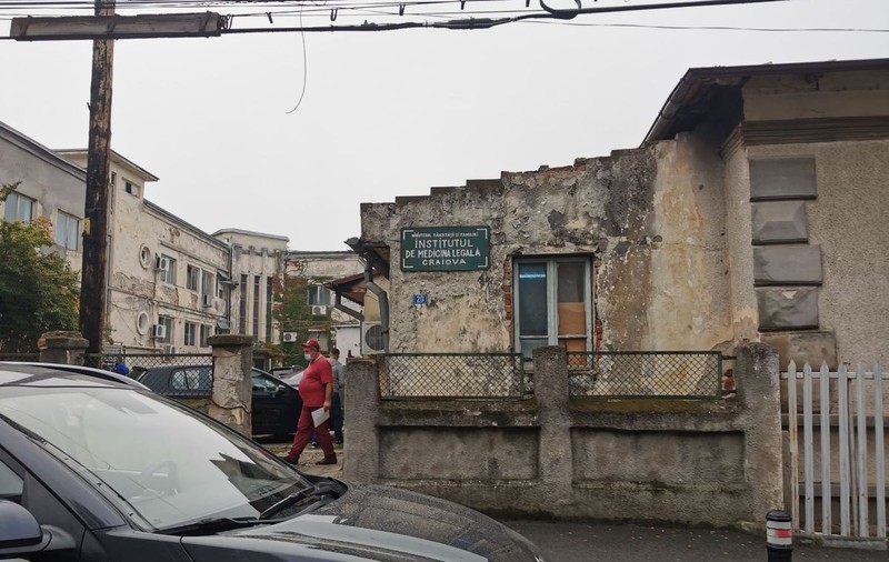 Fotografia care arată starea deplorabilă a sistemului de sănătate românesc: sediul IML Craiova se prăbușește. Directoarea: “De 5 ani se promite o renovare”