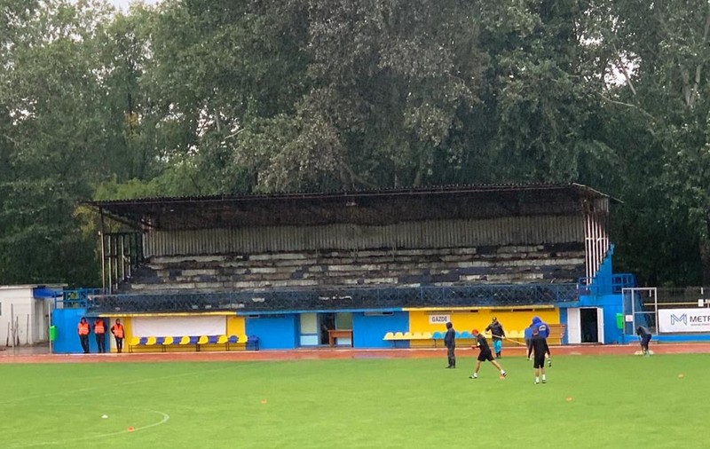 Incendiu la stadionul din Slobozia din cauza unui fulger. Tribuna oficială a ars ca o torță | VIDEO