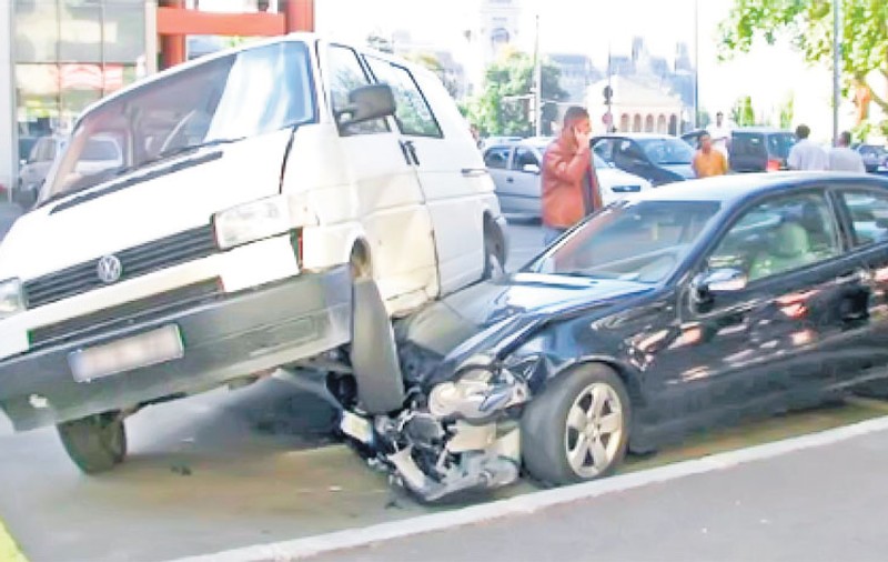 Ameţită bine de aburii alcoolului, o şoferiţă din Iaşi şi-a făcut Merţanul zob!