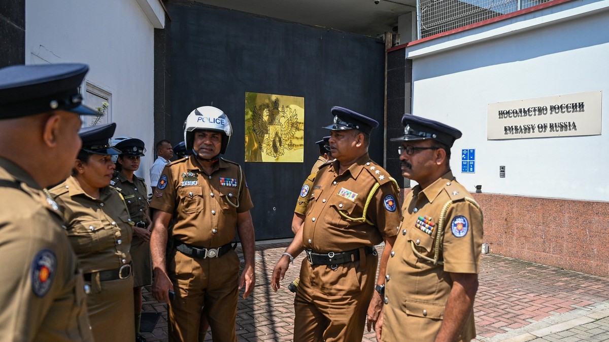 Polițiști mobilizați la Ambasada Rusiei din Sri Lanka în fața unui protest față de practicile de înșelătorie privind recrutarea în război Foto: Profimedia