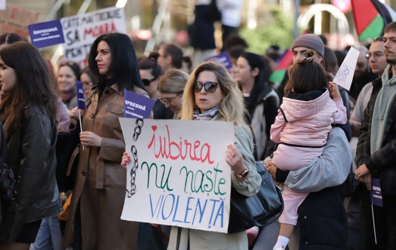 Mii de români cer măsuri împotriva violenței asupra femeilor la București și în alte orașe mari din țară: „Iubirea nu naște violență”