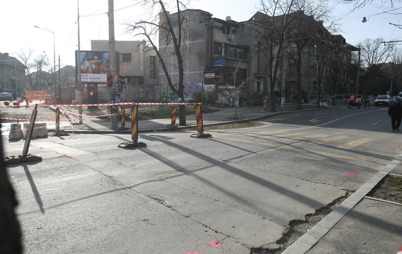 Blocul sinistraților! Aflat în pericol de prăbușire din cauza lucrărilor la metrou, un imobil de pe bulevardul Eroilor a fost evacuat și debranșat de la utilități
