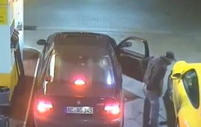 A lăsat maşina deschisă şi a rămas fără PORSCHE! Aşa se fură o maşină de sute de mii de euro! | VIDEO