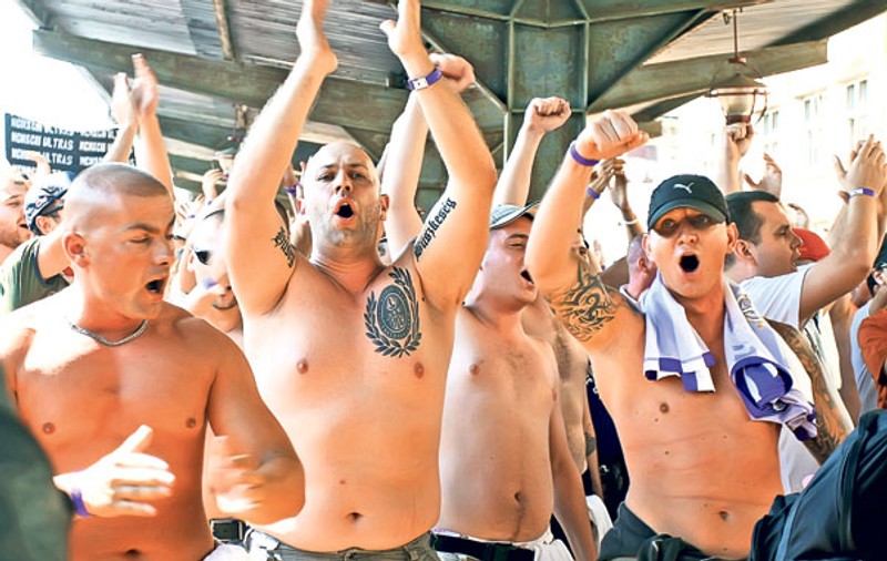 În semn de protest că FIFA a decis ca întâlnirea Ungaria - România să se dispute fără spectatori, huliganii ne ameninţă cu pichetarea hotelul tricolorilor noştri!